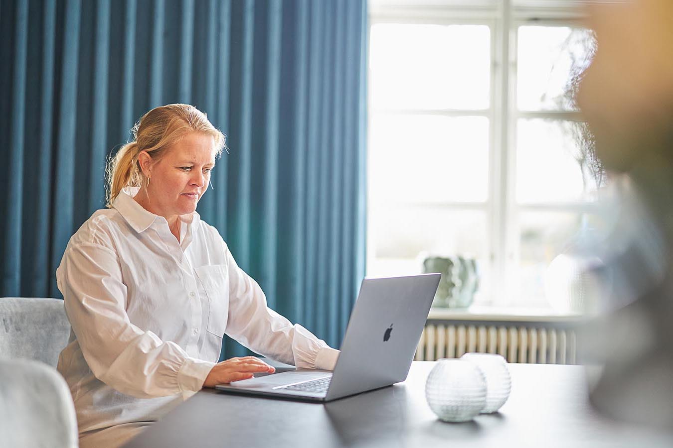 Psykolog Sandie Johansen ved computeren.